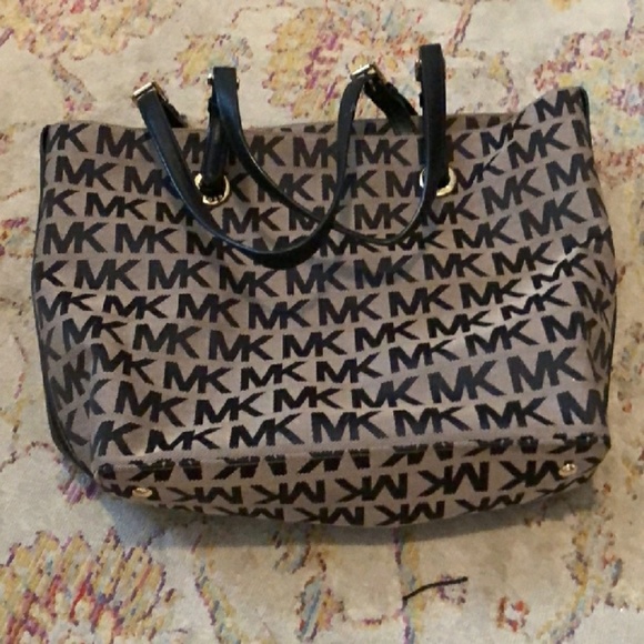 Michael Kors Handbags - MK purse